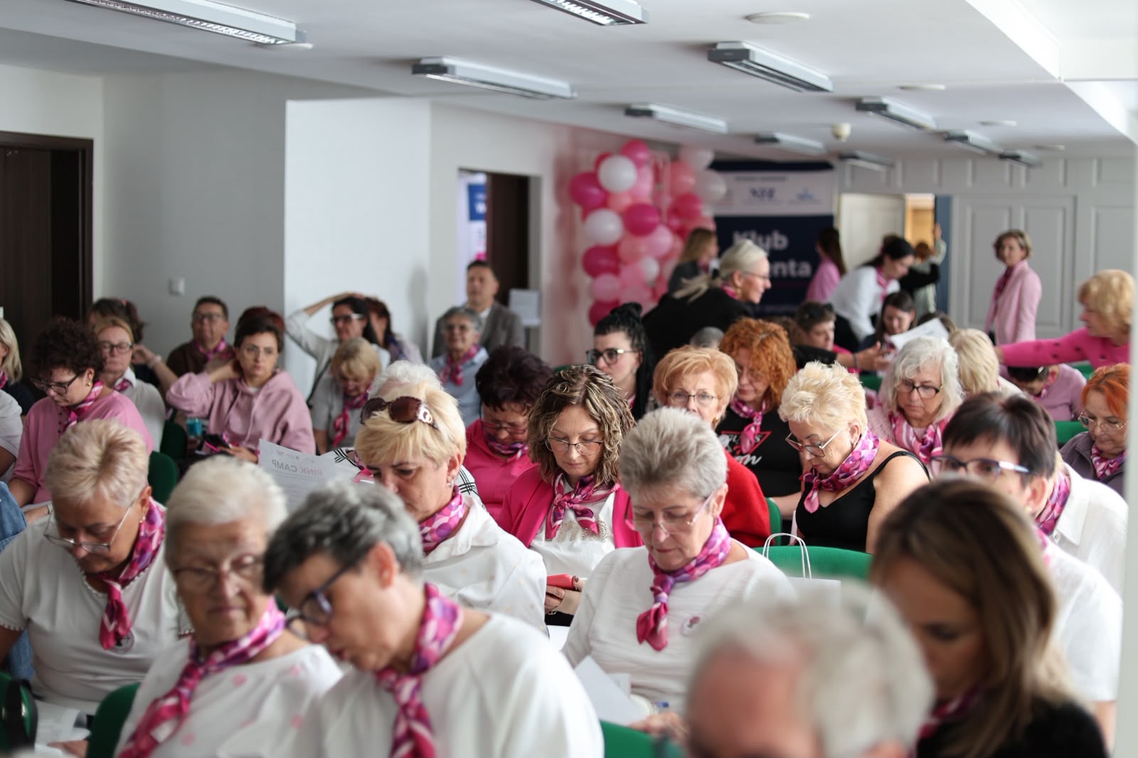 Różowy Październik – wsparcie onkologiczne nie kończy się na leczeniu. 60 pań na Pink Camp w Instytucie Zdrowia